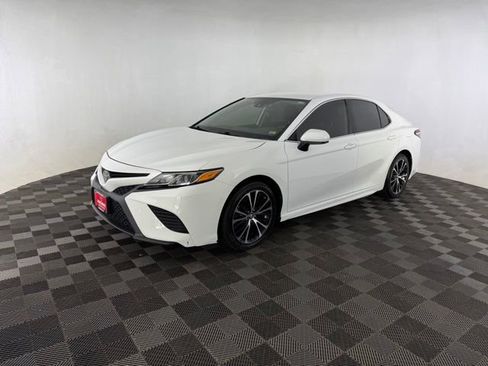 Used 2020 Toyota Camry SE FWD image 3