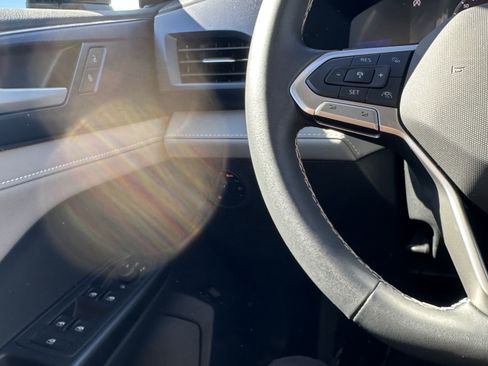 Used 2024 Volkswagen Taos SE w/ Panoramic Sunroof Package image 20