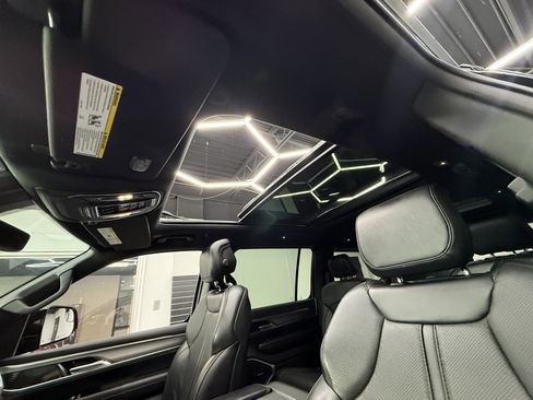 Used 2023 Jeep Wagoneer Series II image 5