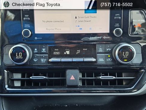 Used 2021 Toyota Highlander LE AWD/4WD image 17
