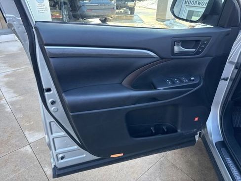 Used 2019 Toyota Highlander Limited image 19