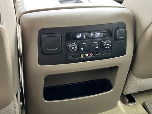 Used 2016 GMC Yukon XL SLT w/ Open Road Package AWD/4WD image 40