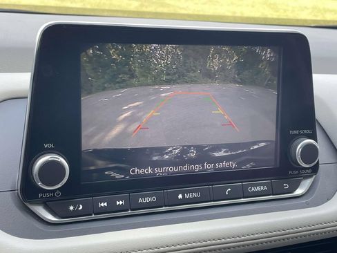 Used 2025 Nissan Rogue SV FWD image 25