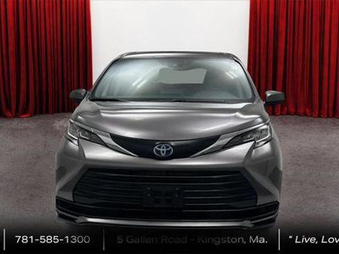 Certified 2023 Toyota Sienna LE image 2