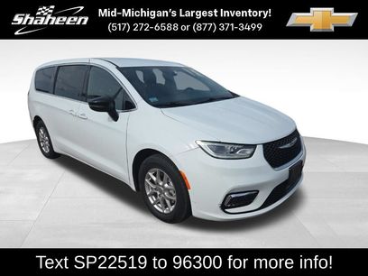 Used 2025 Chrysler Pacifica Select