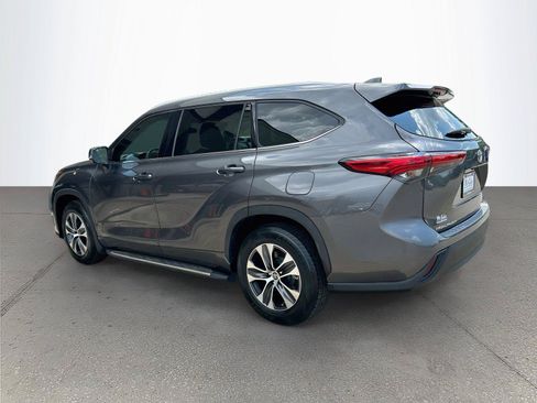 Used 2022 Toyota Highlander XLE FWD image 6