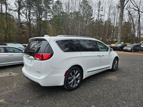 Used 2017 Chrysler Pacifica Limited image 10