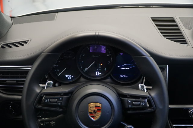 Certified 2026 Porsche Macan AWD/4WD image 18