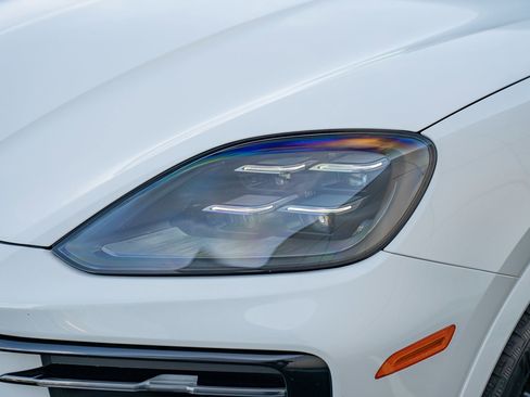 Used 2025 Porsche Cayenne image 30