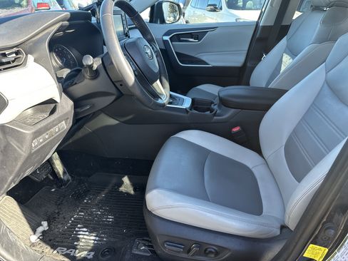 Used 2021 Toyota RAV4 XLE Premium image 18