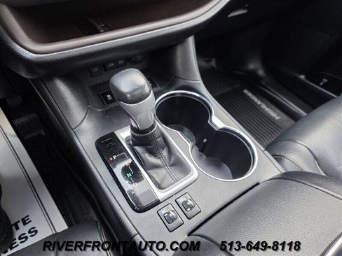 Used 2017 Toyota Highlander XLE AWD/4WD image 12