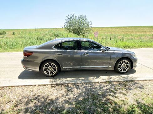 Used 2013 Lexus LS 460 w/ Comfort Pkg RWD image 5