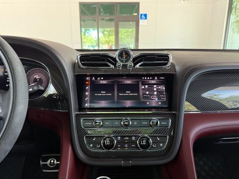 Used 2022 Bentley Bentayga AWD/4WD image 42