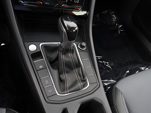 Certified 2025 Volkswagen Jetta SE FWD image 25