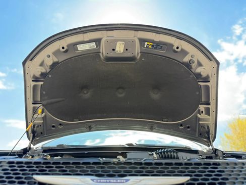 Used 2020 Chrysler Pacifica Touring-L FWD image 3