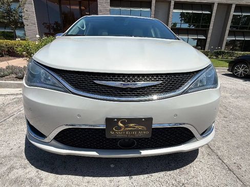 Used 2020 Chrysler Pacifica Limited w/ Advanced Safetytec Group FWD image 11