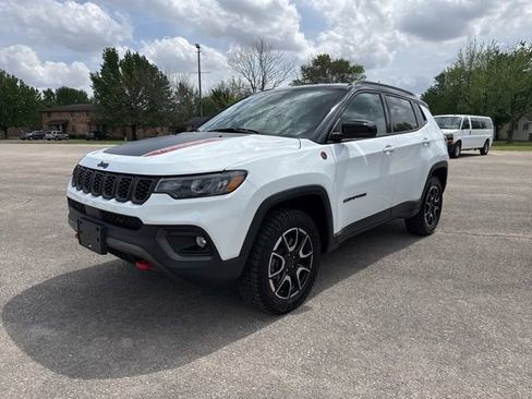 Used 2025 Jeep Compass Trailhawk image 2