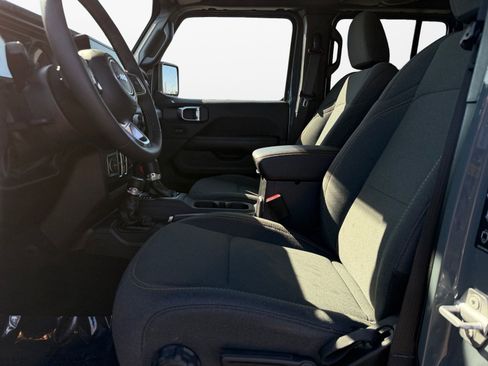 Used 2025 Jeep Wrangler Unlimited Sahara AWD/4WD image 9