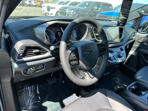 New 2026 Chrysler Pacifica Select image 21