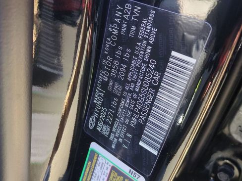 Certified 2025 Hyundai Elantra Limited FWD image 30