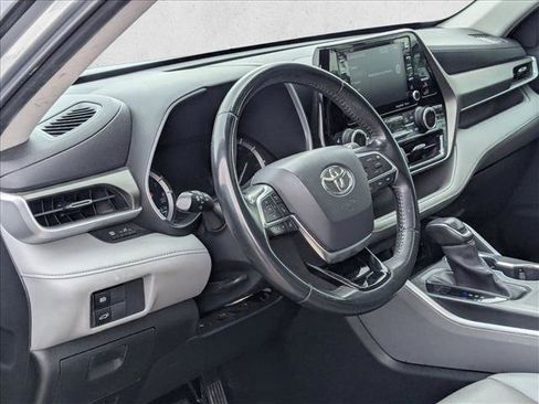 Used 2020 Toyota Highlander XLE image 9
