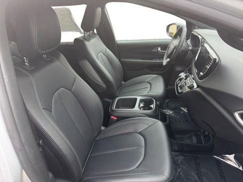 Used 2026 Chrysler Pacifica Select image 15