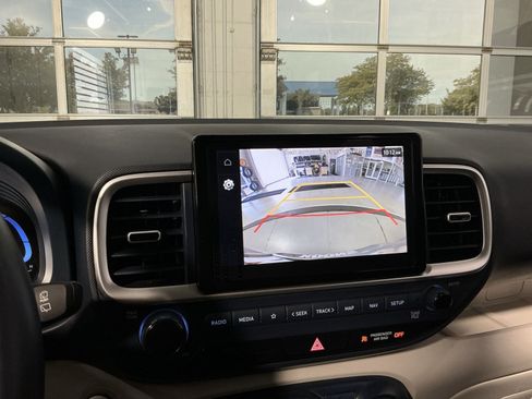 Used 2024 Hyundai Venue Limited FWD image 20