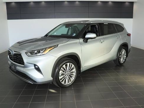 Used 2024 Toyota Highlander Platinum image 1