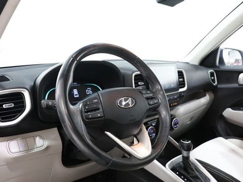 Used 2023 Hyundai Venue SEL FWD image 13