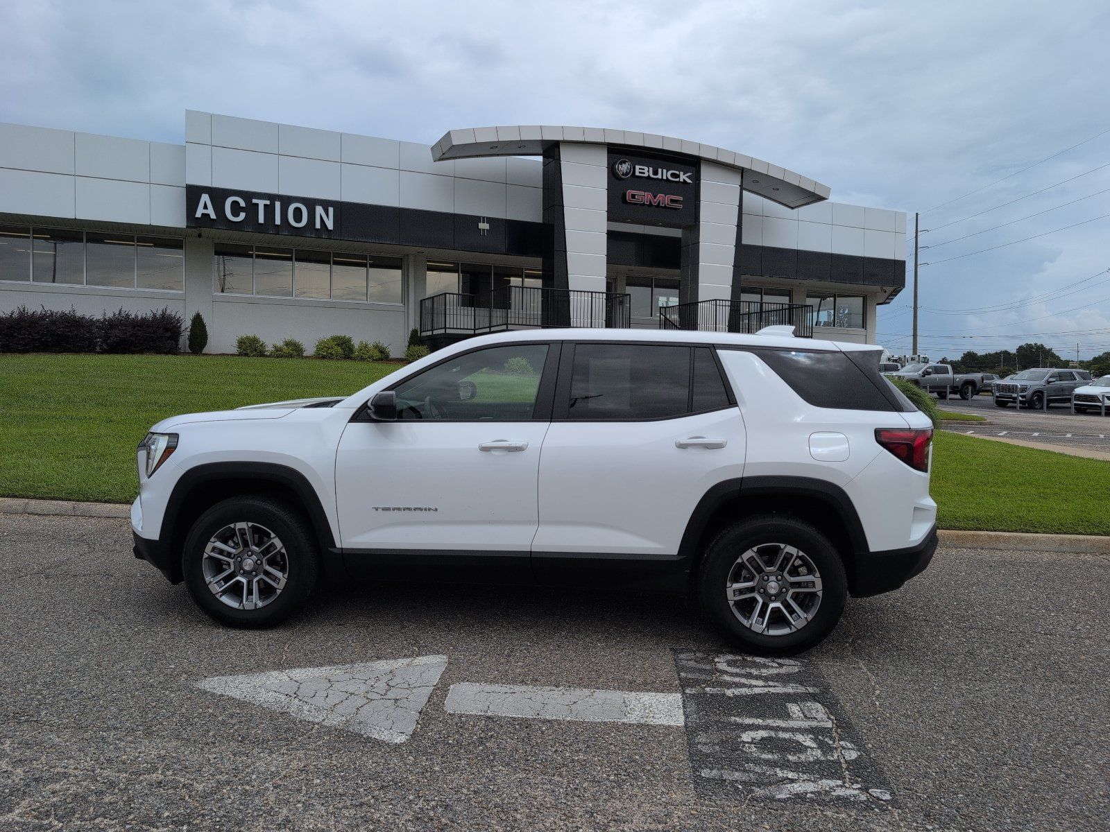 Used 2026 GMC Terrain Elevation FWD image 2