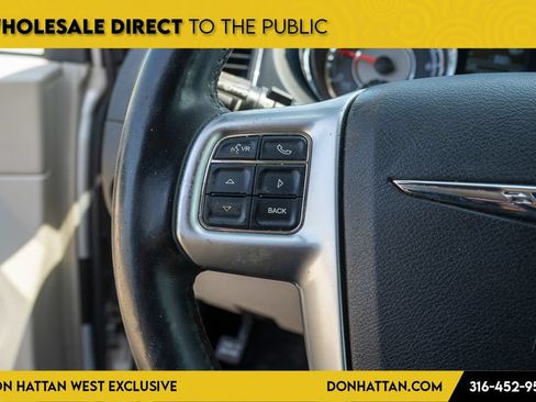 Used 2012 Chrysler Town & Country Touring w/ Entertainment Group #1 FWD image 9