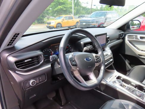 Used 2022 Ford Explorer XLT w/ Equipment Group 202A image 15