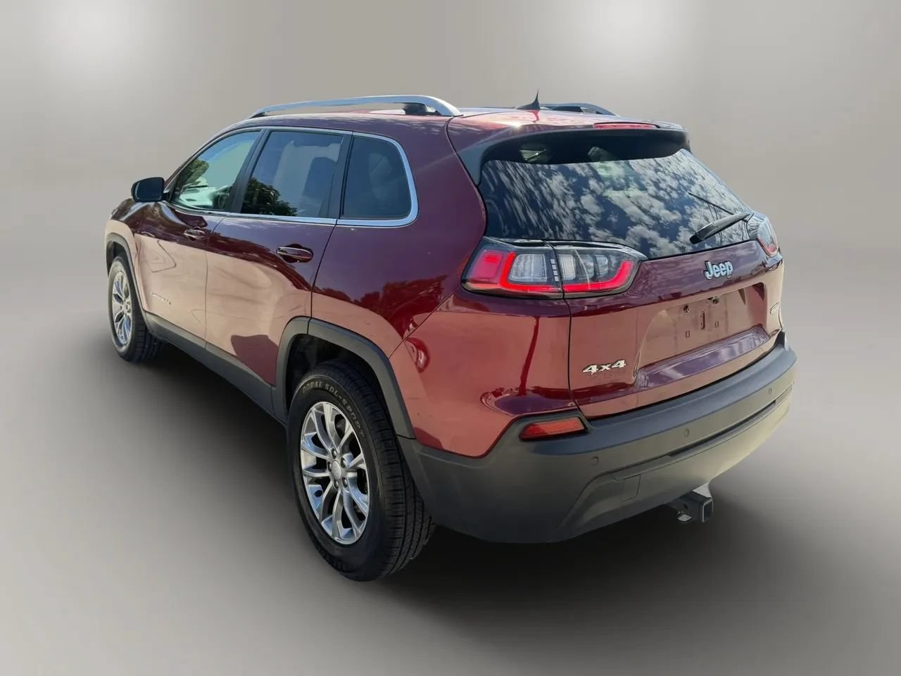 Used 2019 Jeep Cherokee Latitude Plus w/ Cold Weather Group AWD/4WD image 5