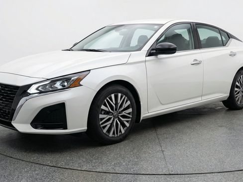 Used 2025 Nissan Altima 2.5 SV FWD image 3