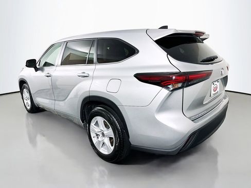 Used 2024 Toyota Highlander LE AWD/4WD image 7