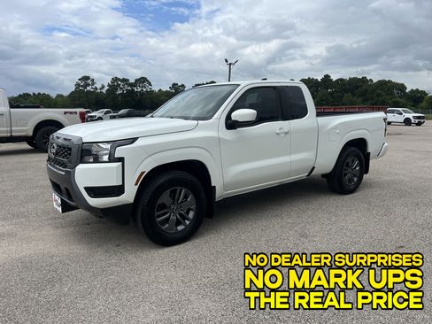 Used 2025 Nissan Frontier SV RWD image 7