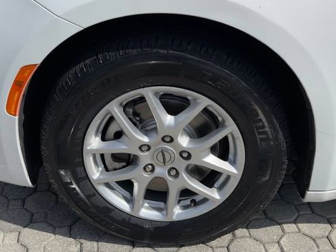 Used 2022 Chrysler Pacifica Touring-L FWD image 19