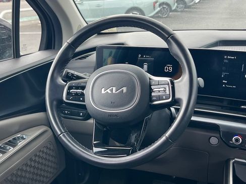 Used 2025 Kia Carnival FWD image 17