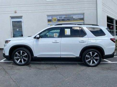 Used 2023 Honda Pilot Touring image 2