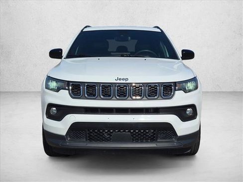 Used 2024 Jeep Compass Latitude AWD/4WD image 2
