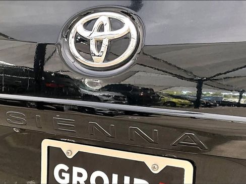 Used 2015 Toyota Sienna SE FWD image 10