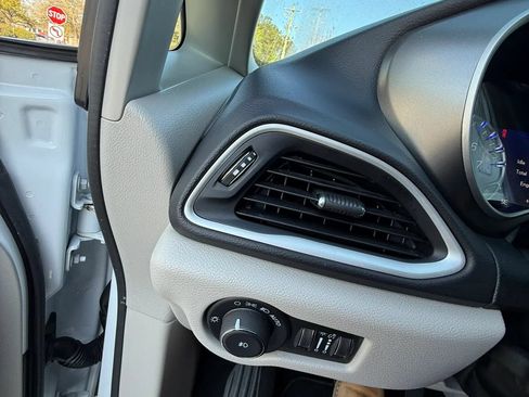 Used 2024 Chrysler Pacifica Touring-L FWD image 22