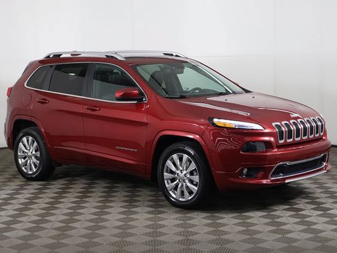 Used 2017 Jeep Cherokee Overland AWD/4WD image 2
