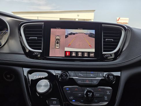 New 2026 Chrysler Pacifica Select FWD image 33