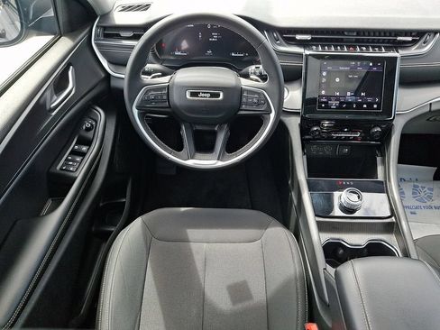 Used 2024 Jeep Grand Cherokee Laredo X AWD/4WD image 13