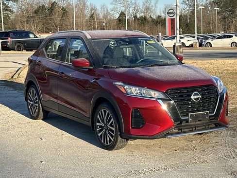 Used 2022 Nissan Kicks SV image 3