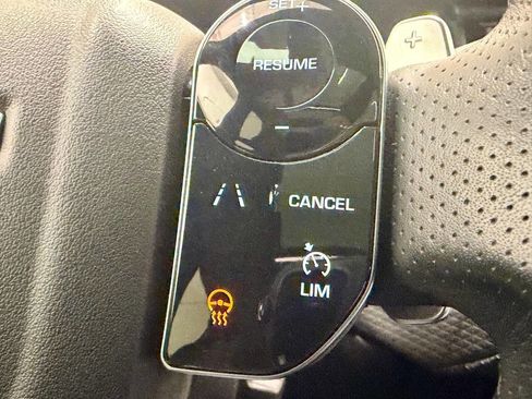 Used 2018 Land Rover Range Rover Velar R-Dynamic SE image 31