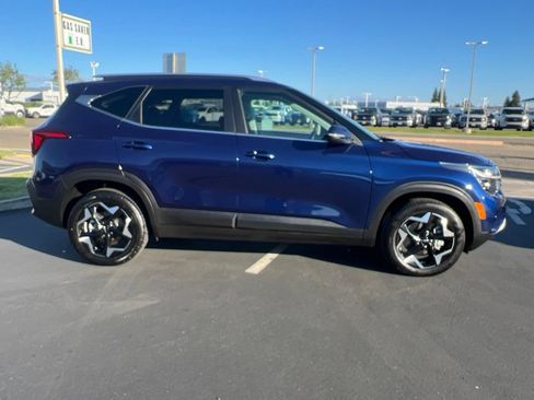 Used 2024 Kia Seltos EX AWD/4WD image 12