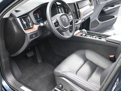 Used 2023 Volvo XC60 B5 Plus image 10