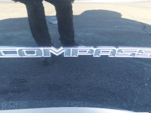 Used 2018 Jeep Compass Limited w/ Navigation Group image 3